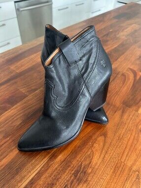 Frye Women's Black Leather Western Ankle  Pointed Toe Block Heel Booties-7.5 EUC